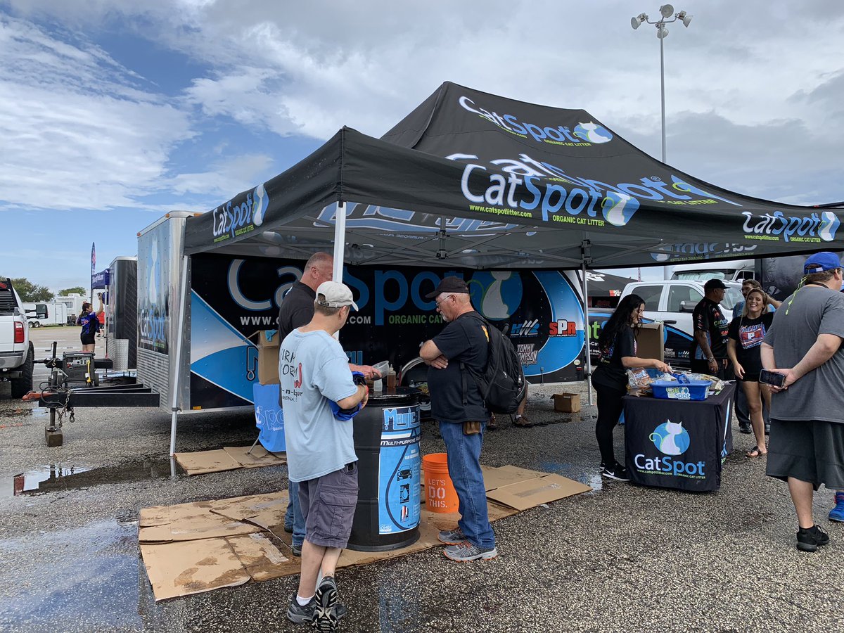 DRail100's tweet photo. Caught @bobbysbugbarn checking out #MagicDry at the @MagicDryRacing/@CatSpotLitter @CatSpotRacing booth at the @txmplex during the #fallnats. @WFOJoe @A26GUY @ScottPalmerTF @ScottPalmer_TF https://t.co/T7wdTZihjz