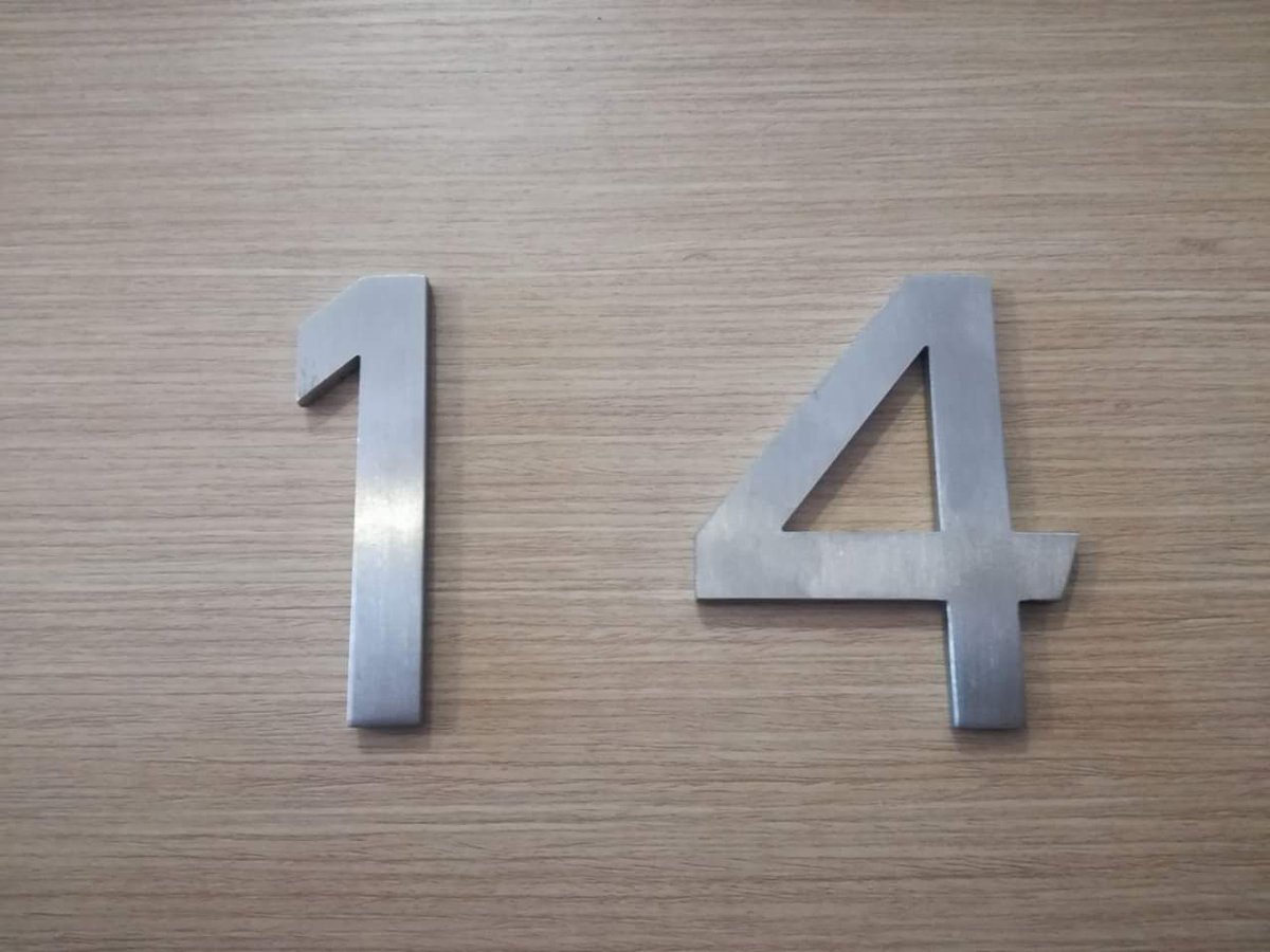 GaltrainSL's tweet photo. Venta de números en inox satinado de 6 mm de espesor cortados a láser. Dimensiones en mm 150x100 aproximadamente, precio 5€ por unidad. https://t.co/otWj2dhrw6