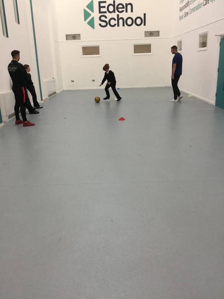 EdenSchool_JD's tweet photo. Monday morning session with @BRFCTrust and our @The_Eden_School KS3 classes ! #fitness #football #newskills https://t.co/WbyFouorDB