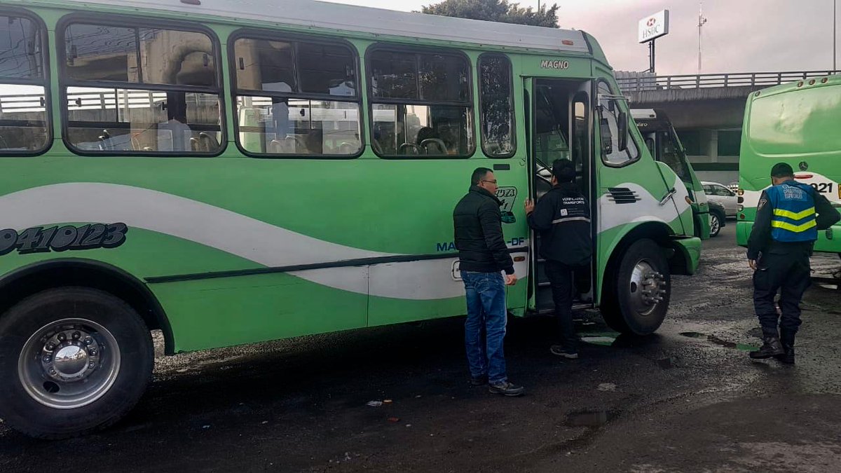 LaSEMOVI's tweet photo. #SemoviInforma que se realizaron 25  remisiones, 8 suspensiones y 40 infracciones por diversas faltas al Reglamento de Tránsito; durante el Operativo #BlindajeCDMX del 5 al 7 de octubre https://t.co/rnSEOGaFJL