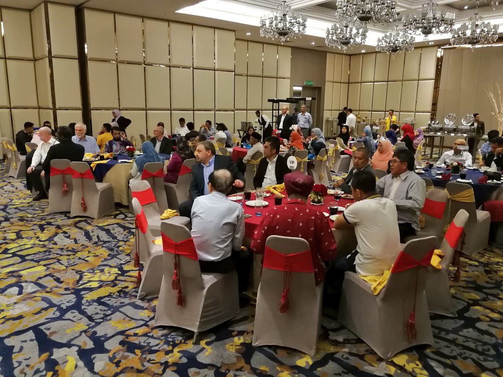 zakhir69's tweet photo. Ucapan Alu-aluan dari Dato'Sri @ZohariAkob di Majlis Makan #NAFAM2018 meraikan deligasi Antarabangsa,petugas2 &amp; committee. https://t.co/zbo75huiLl