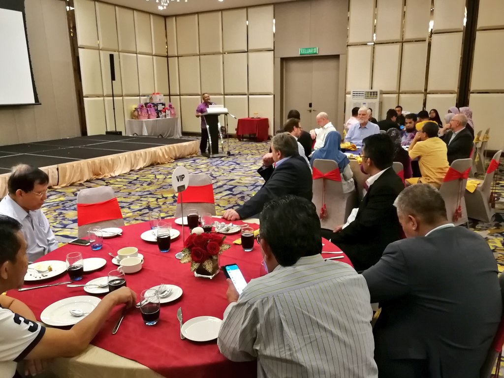 zakhir69's tweet photo. Ucapan Alu-aluan dari Dato'Sri @ZohariAkob di Majlis Makan #NAFAM2018 meraikan deligasi Antarabangsa,petugas2 &amp; committee. https://t.co/zbo75huiLl