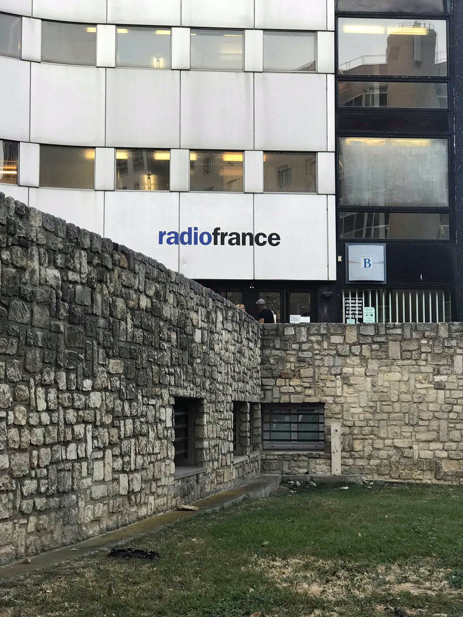 maianh_vu_com's tweet photo. Au premier rang avec Jérôme Garcin !!! #TourEMedia #ISCPA #RadioFrance #LeMasqueEtLaPlume #JerômeGarcin #C1 https://t.co/uCOdfUfq71