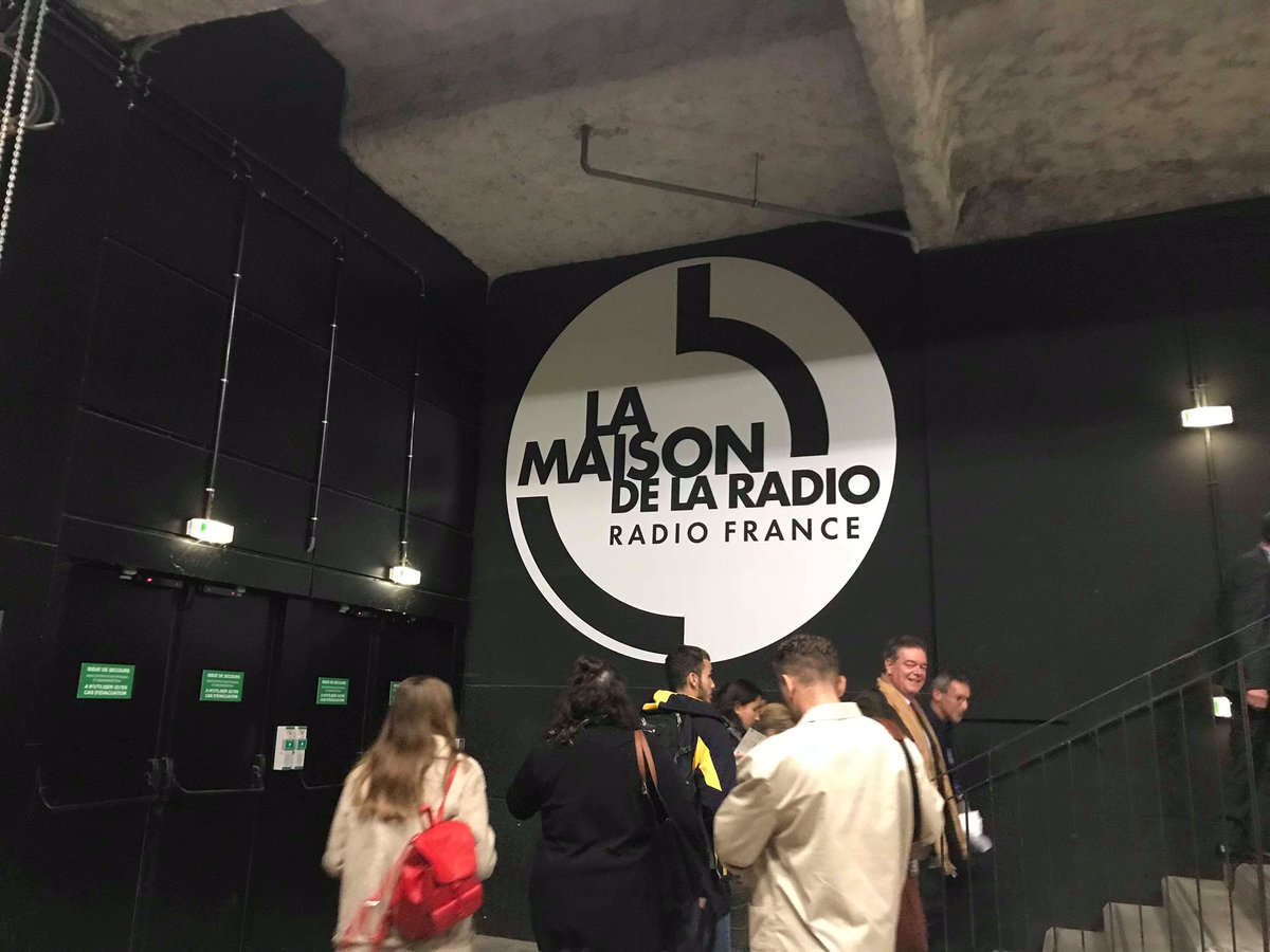 maianh_vu_com's tweet photo. Au premier rang avec Jérôme Garcin !!! #TourEMedia #ISCPA #RadioFrance #LeMasqueEtLaPlume #JerômeGarcin #C1 https://t.co/uCOdfUfq71