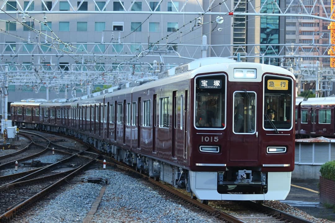 tsuna500's tweet photo. #阪急1000系 の最新編成の #1015f です🎵まだパンタグラフも床下も台車もピカピカ✨‼️
#阪急梅田
#阪急電車
#阪急 https://t.co/5GKtz7cWU6