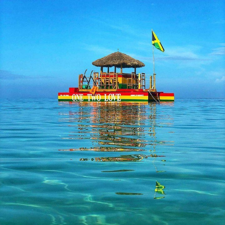 We love to see creativity and resourcefulness being executed by our #JamaicanEntrepreneurs. How about this amazing floating bar on the 7-mile beach in Negril!?? ✔👌🏖

#CelebrateHardWork #HappyMonday #FloatingBar #Jamaica #Repost @jamaicaexperiences (IG)