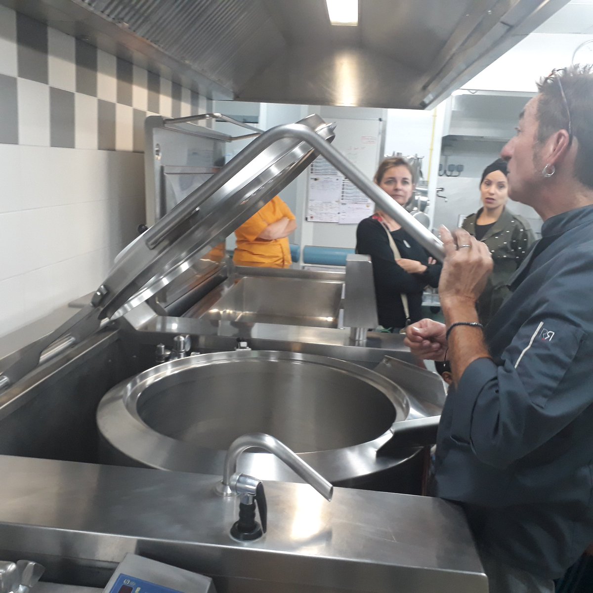 Portes-ouvertes à la Cuisine Centrale d’Onet jeudi dernier : les visiteurs ont découvert les étapes de fabrication des repas. Chaque jour 800 repas sont préparés avec une priorité donnée aux circuits courts et aux produits issus de l’agriculture bio ! bit.ly/2Nskuyh