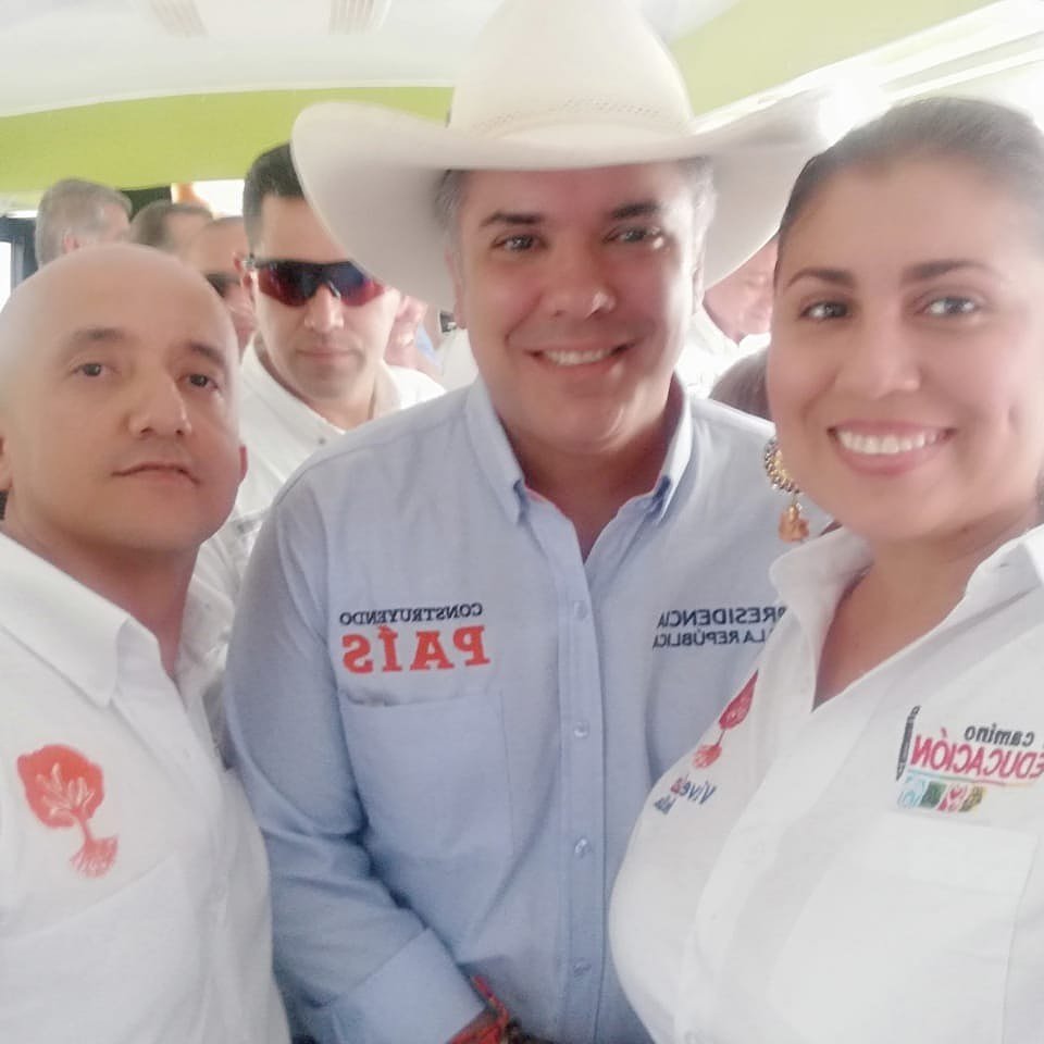 ViveLabHuila's tweet photo. Presidente @IvanDuque, Miguel Lopez director @ViveLabHuila y @ADRIANA0894 Coordinadora TIC de Pitalito en #TallerConstruyendoPais lanzando #BusdelaEconomiaNaranja proyecto de #FundaciónBosquesVivos operador del proyecto @ViveLabHuila @andresinpar @Ministerio_TIC @ViveLabs https://t.co/luVKbAgvPG