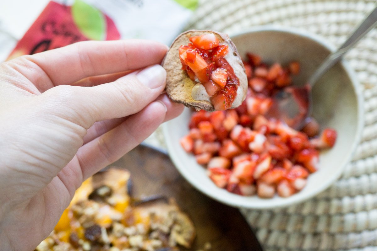 smartnutca's tweet photo. Switch up your nacho game with these hot and cheesy APPLE nachos! They make a quick and easy afterschool snack your kids will love coming home to. (#ad #TrulyCrisp #PurelyFun) @MartinsApples https://t.co/54jG3I400b https://t.co/Zk7anxPwJL