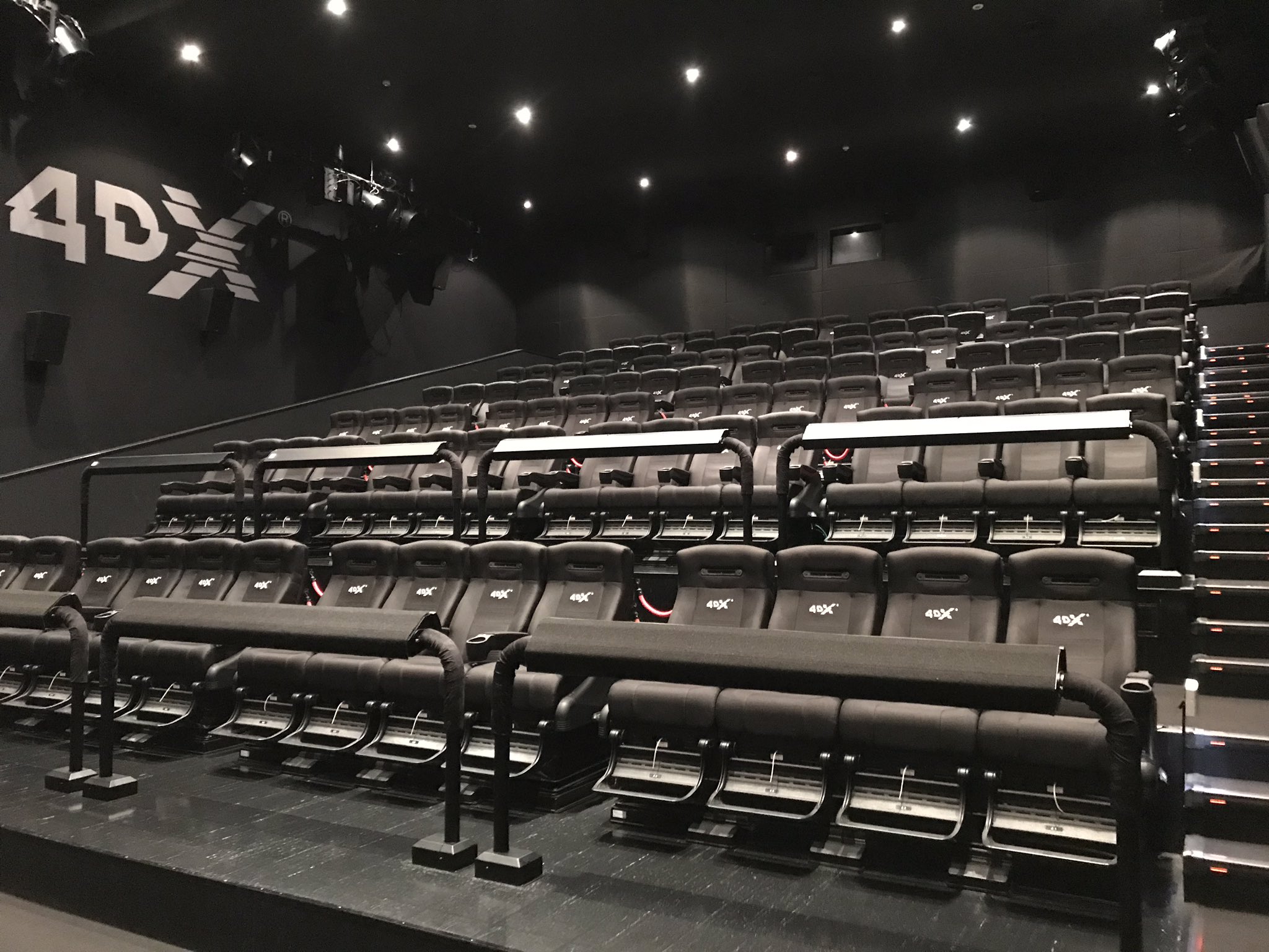 黒い鳥 王者は フォーラム那須塩原 の 熱風対応 4dx です 動きも調布超えてます 音響もまずまず 岩浪音響監督が調整にきたら ヤバイです 黒い鳥 王者は フォーラム那須塩原 の 熱風対応 4dx です 動きも調布超えてます 音響もまずまず 岩浪音響監督が調整にきたら ヤバイです