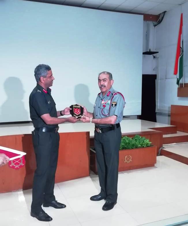 official_dgar's tweet photo. DG AR addresses Higher Command Course at Mhow
Lt Gen Sukhdeep Sangwan, SM**, DG AR, today addressed Student Officers of #HigherCommandCourse at #ArmyWarCollege, Mhow. In his hour long speech, he spoke about the “Challenges in North East & the Role of Assam Rifles”
@easterncomd https://t.co/r1zw7Yx0lk