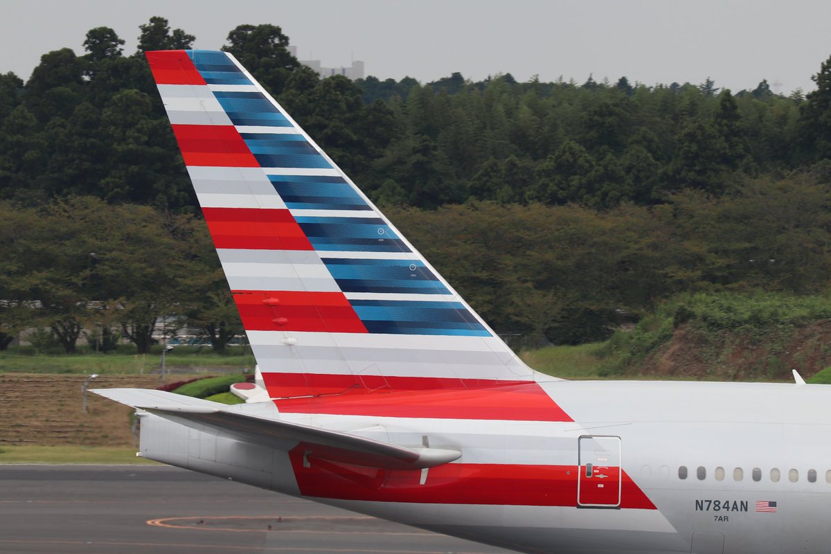 Hnd Flyer Pa Twitter アメリカン航空の垂直尾翼 赤 青 白を何色かに分けて立体的にしているところがとても好きです