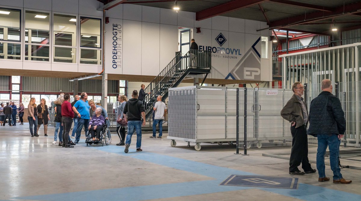 De opening van de nieuwe Europrovyl fabriek is afgelopen zaterdag ook gevierd met alle medewerkers en hun familie! Tijdens de gezellige opendag kwamen ruim 500 mensen ons machinepark bekijken. Er waren verschillende activiteiten voor de kinderen en heerlijke hapjes en drankjes.