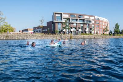 ds_Apeldoorn's tweet photo. Water in Apeldoorns Kanaal wordt niet als zwemwater beoordeeld: Zwemmen in het Apeldoorns Kanaal gebeurt voor eigen risico. De gemeente ziet geen mogelijkheden om advies over wel of niet zwemmen in het open water te geven. ,,Het is geen officieel… https://t.co/AWMnv1sjcf https://t.co/aMwifu8wrv
