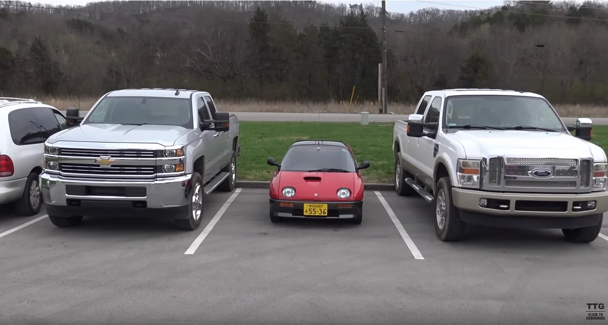アメ車と日本の軽自動車を比較したらおもちゃみたいで可愛いww