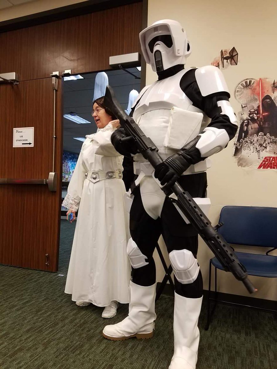 StarGarrison's tweet photo. Members of The South Texas Squad participated in the Star Wars Reads event at the Helen Hall Library in League City.
#Official501st #501stLegion #StarGarrison #STXSquad #KesselBase #HoustonAreaDroidBuilders #ArqetClan #StarWarsReadsDay #HelenHallLibrary #UnitedInStarWars https://t.co/HM5gH60ymc