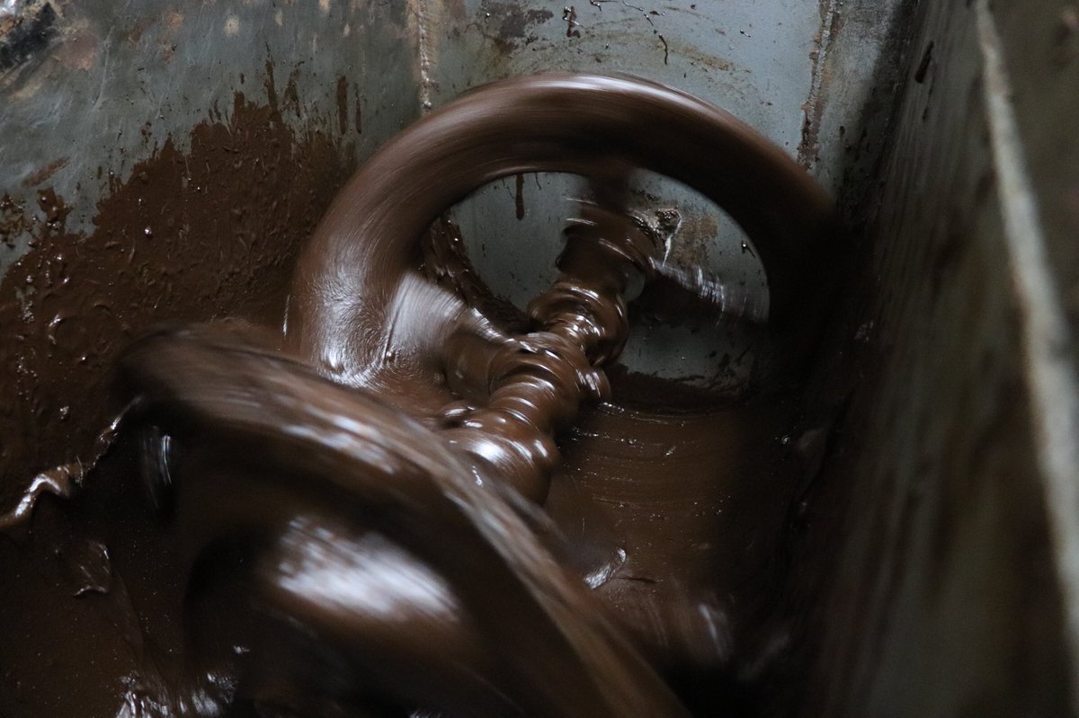 xocolataCREO's tweet photo. La fàbrica ja fa oloreta! 😋🍫 https://t.co/cRr12EH3W7