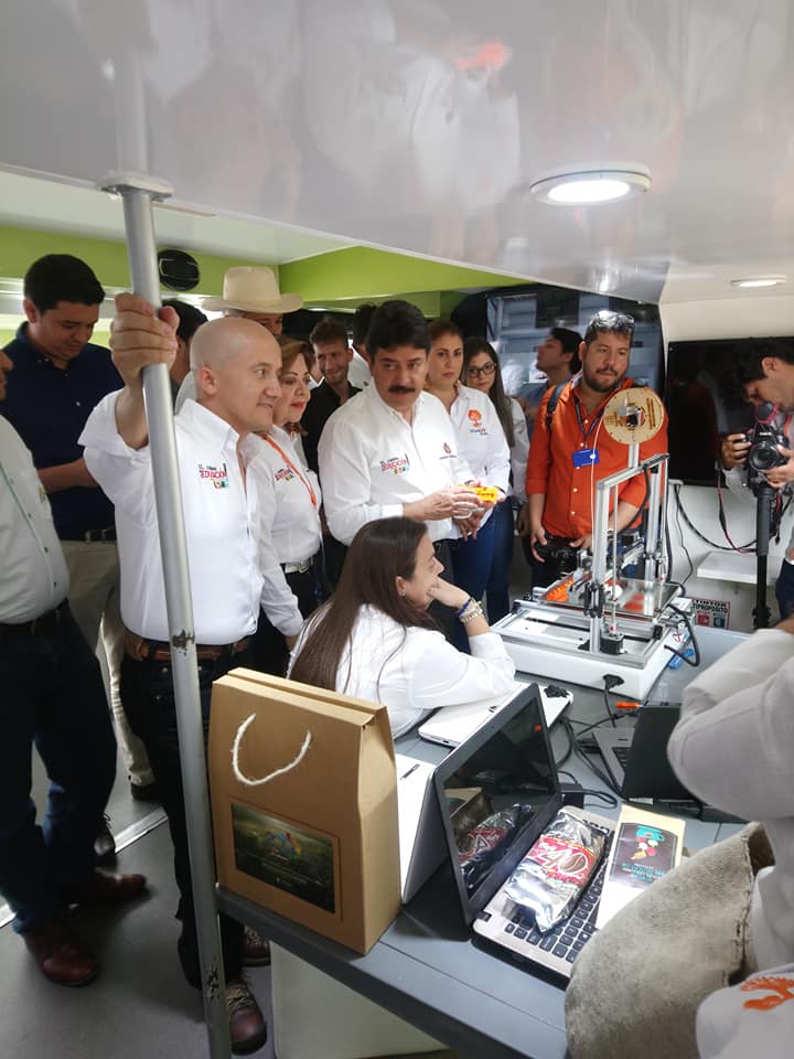 ViveLabHuila's tweet photo. @CarlosJulioGV @HuilaGob PROMOVIENDO A TRAVÉS DE @ViveLabHuila LA ECONOMÍA NARANJA. Listos para llegar a todos los Municipios y Corregimientos del Huila @IvanDuque @Ministerio_TIC @andresinpar @GobDigitalCO @AppsCo  @ViveLabs https://t.co/Nud7XntaPy