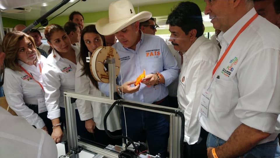 ViveLabHuila's tweet photo. @CarlosJulioGV @HuilaGob PROMOVIENDO A TRAVÉS DE @ViveLabHuila LA ECONOMÍA NARANJA. Listos para llegar a todos los Municipios y Corregimientos del Huila @IvanDuque @Ministerio_TIC @andresinpar @GobDigitalCO @AppsCo  @ViveLabs https://t.co/Nud7XntaPy