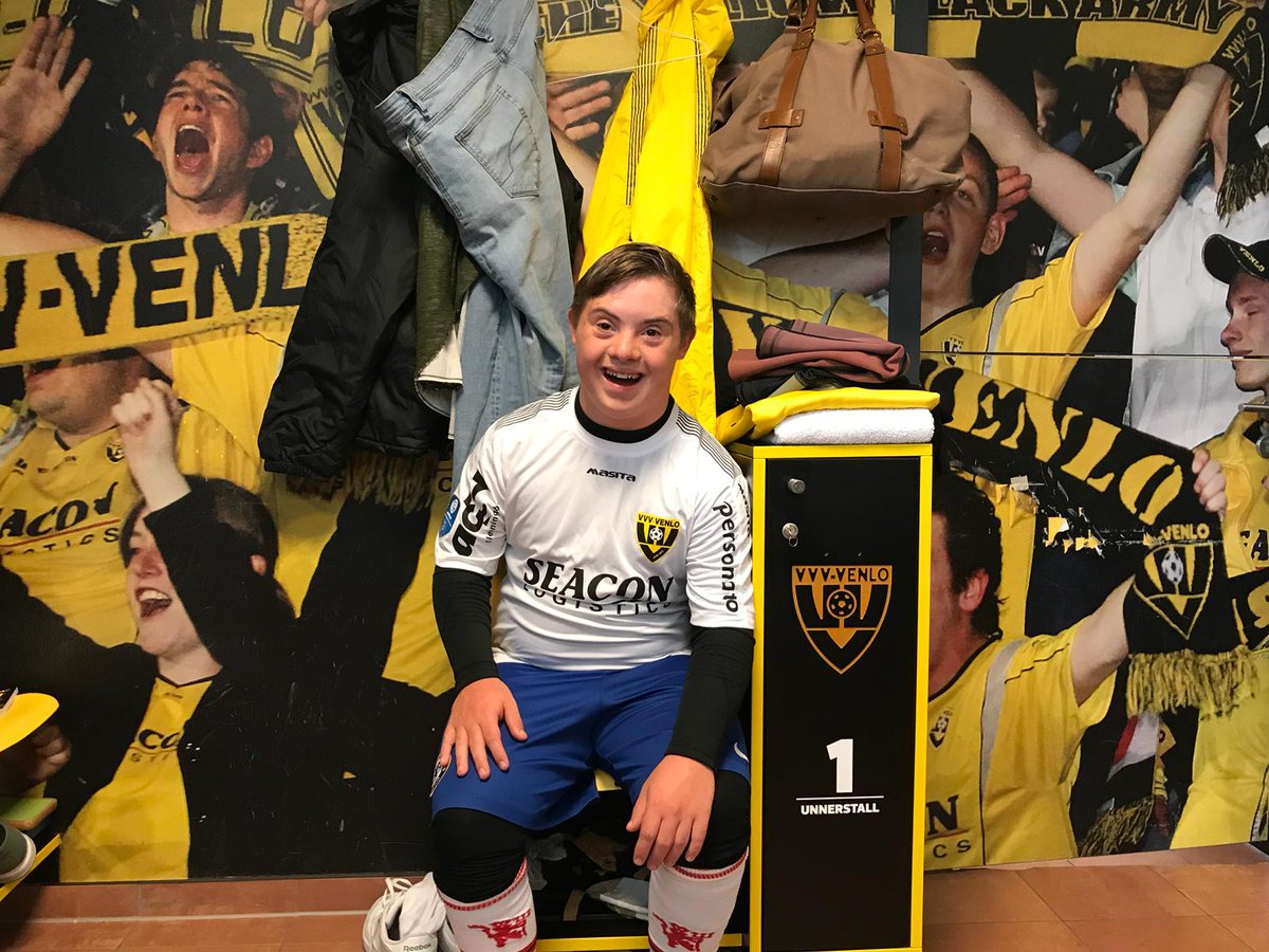 VVVVenlo's tweet photo. Vandaag ging de wens van Gijs Lamberts in vervulling! 🙌🏻 In samenwerking met @FCRobinstijn beleefde Gijs met verschillende spelers, Maurice Steijn en onze eSporter een wensdag bij VVV-Venlo! Binnenkort meer... 🎬 https://t.co/ms9vDiQH2n