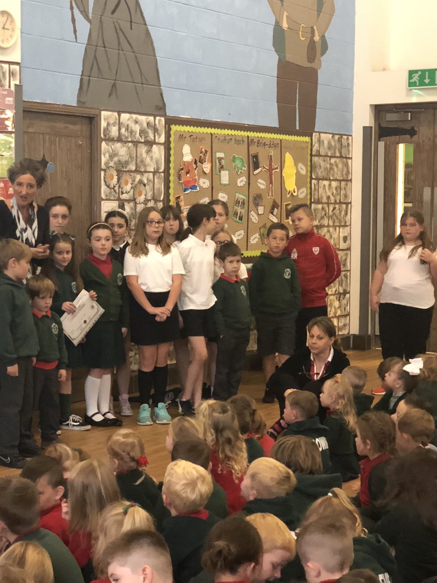 Llongyfarchiadau i’r plant yma am ennill y gystadleuaeth <a href="/Undercurrentss/">Undercurrents</a>. Congratulations to all of these pupils for winning the <a href="/Undercurrentss/">Undercurrents</a> competition for their art and poetry work.