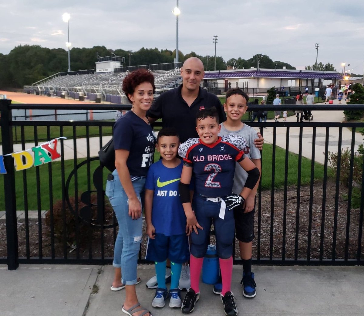 StyleWithLin's tweet photo. #Family β€ first and foremost. π€ #RebelsGame #LombardiField #Coach #Football #FitFam https://t.co/cspzC8t7Jp