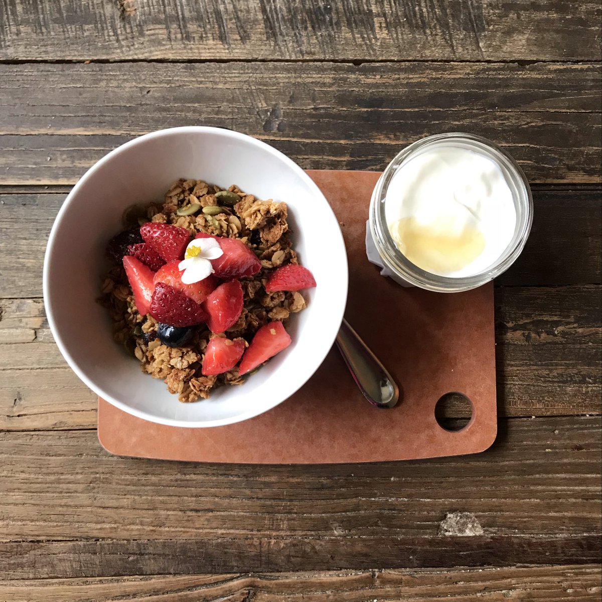 sabormexico's tweet photo. @littlebrickYEG fue el punto de encuentro en @ExploreEdmonton para comenzar debidamente la mañana del #CanadianThanksgiving Muffing de berries, capuchino, granola, frutos rojos, yogur y miel ¡El ambiente de fiesta familiar es una experiencia hermosa! #saborescanada #GoMedia2018 https://t.co/nhwqMSMjJk