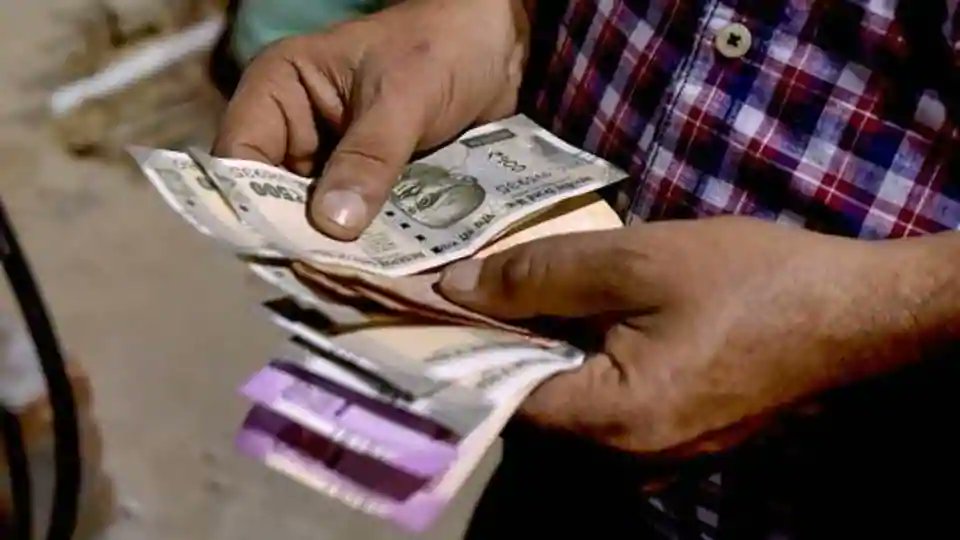 sadahaqnews's tweet photo. Mumbai : Rupee slumps 30 paise, closes at fresh record low of 74.06 against US dollar
Read More : https://t.co/VHAxtj8hTI
#rupeeslump #usdollar #RBI #indiancurrency #saaddahaq #saaddahaqnews #sadahaqnews #sadahaq https://t.co/rQCoxrlyo2