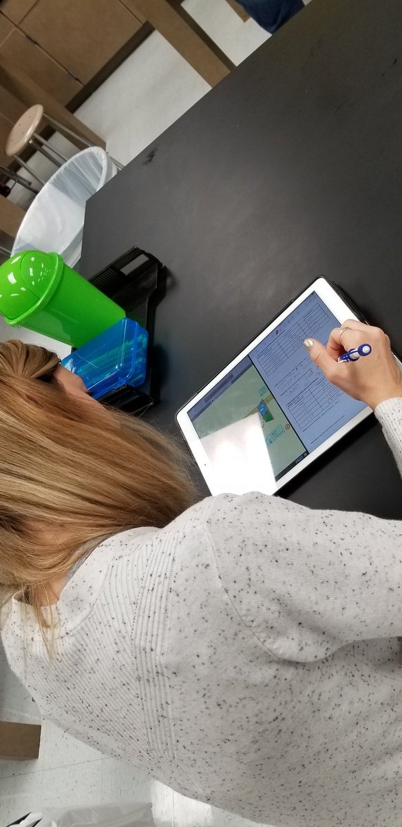 lizardslab's tweet photo. Split screening to see the simulation and make connections at the same time! #dptech2019 #digitizedlab https://t.co/LgY41BciFo