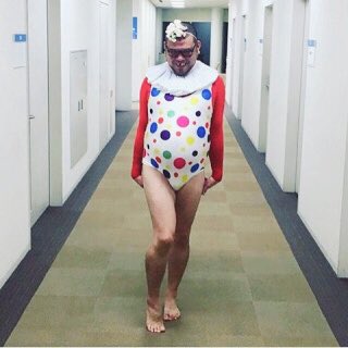 辰巳リカは大好きな野性爆弾くっきーのチェチェナちゃんのコスプレを