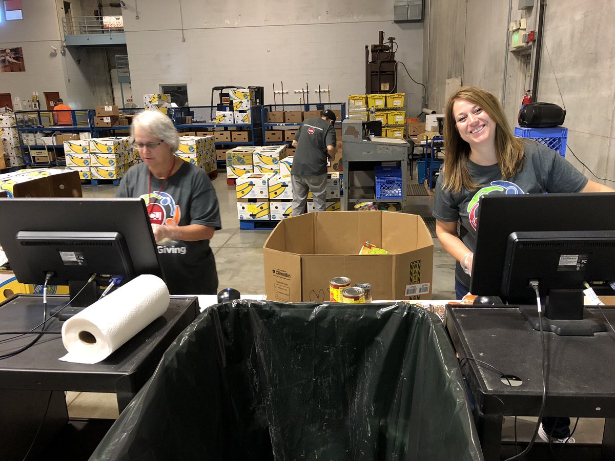 Joy_0415's tweet photo. #HungerCrew working hard 💪🏾 and having fun 🤗 #WeFeedIND #TCUCommunityCommitted  @tcunet @GleanersFBIndy @Gleaners https://t.co/h7TwqbSecG