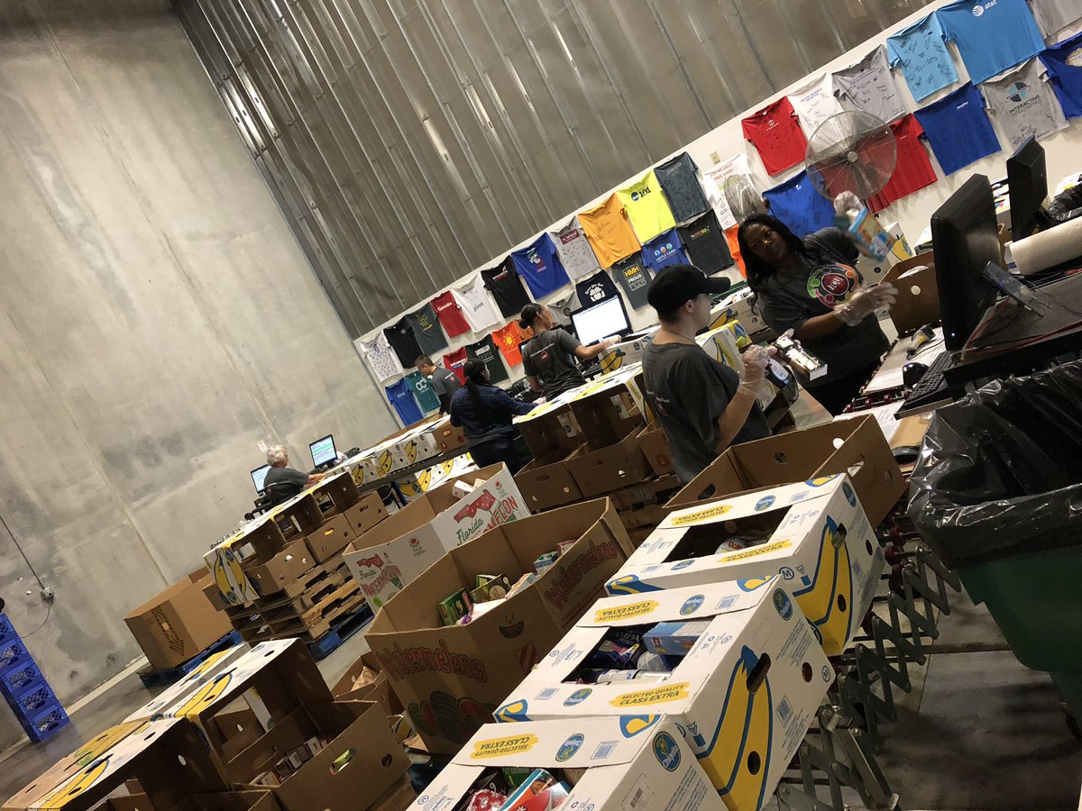 Joy_0415's tweet photo. #HungerCrew working hard 💪🏾 and having fun 🤗 #WeFeedIND #TCUCommunityCommitted  @tcunet @GleanersFBIndy @Gleaners https://t.co/h7TwqbSecG