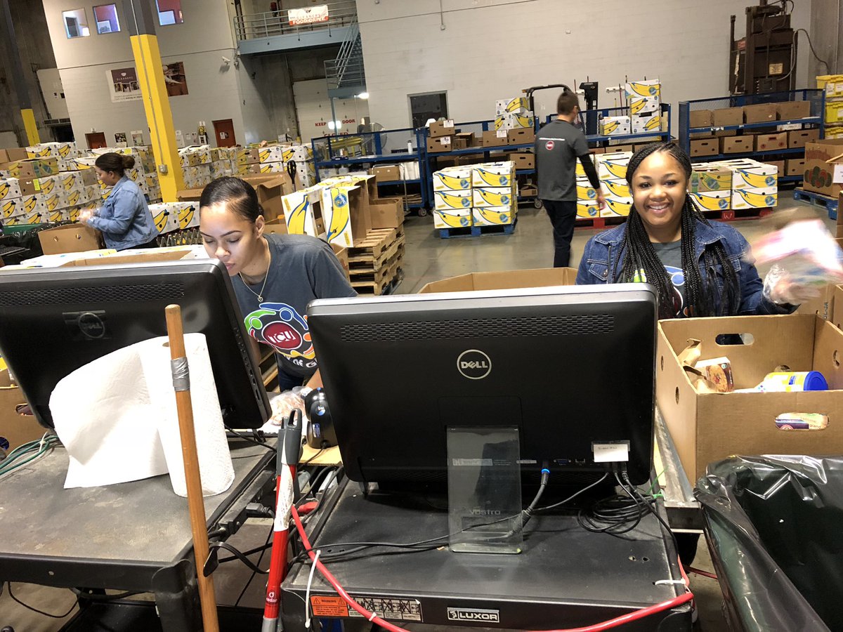 Joy_0415's tweet photo. #HungerCrew working hard 💪🏾 and having fun 🤗 #WeFeedIND #TCUCommunityCommitted  @tcunet @GleanersFBIndy @Gleaners https://t.co/h7TwqbSecG
