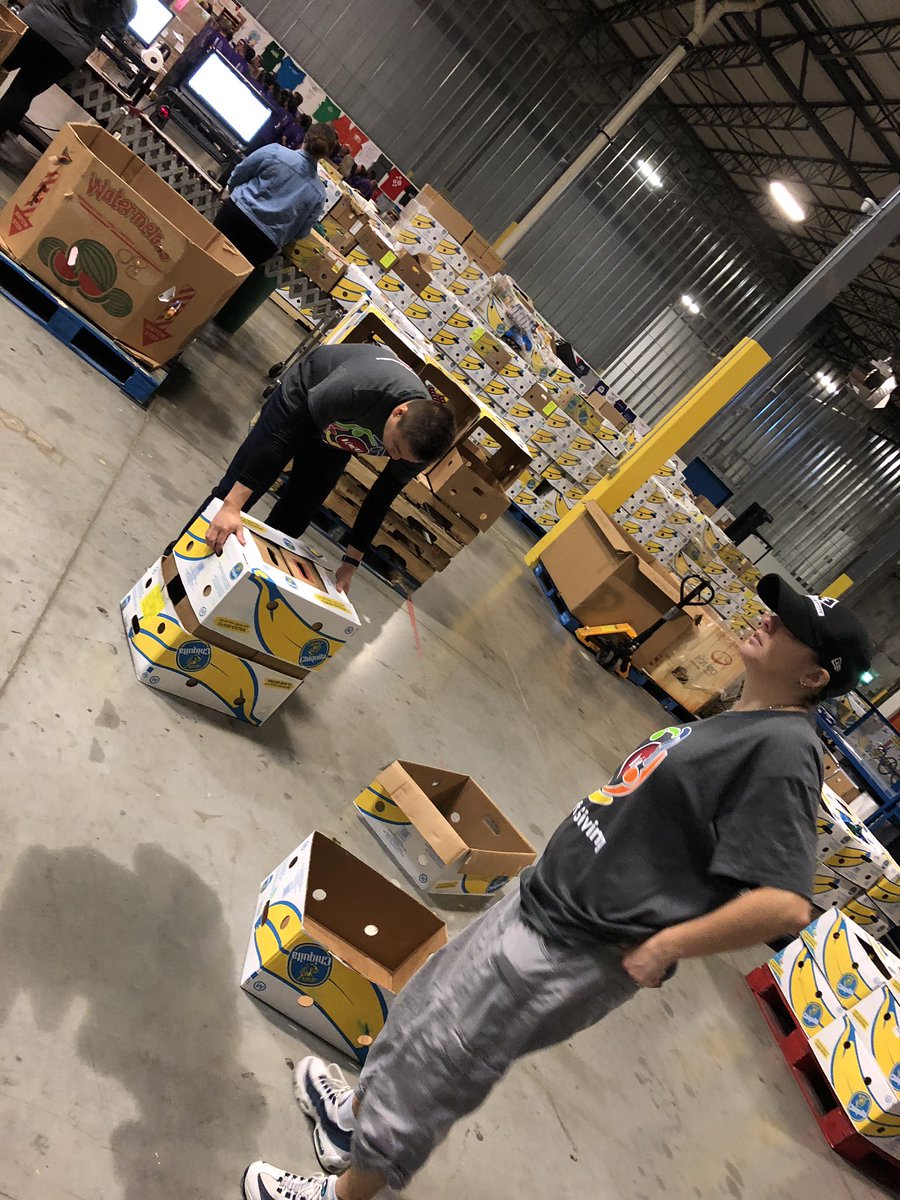 Joy_0415's tweet photo. #HungerCrew working hard 💪🏾 and having fun 🤗 #WeFeedIND #TCUCommunityCommitted  @tcunet @GleanersFBIndy @Gleaners https://t.co/h7TwqbSecG