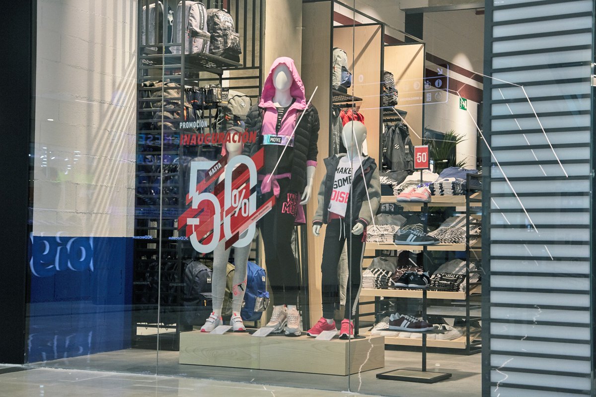 decimasoficial's tweet photo. El 5 de octubre reabrimos nuestra tienda #DECIMAS en el @CCPlenilunio. ¡Muchas gracias a todos los que formasteis parte de la inauguración! 😉

¿Qué os parece nuestra nueva tienda? https://t.co/k8jQrLpZtR