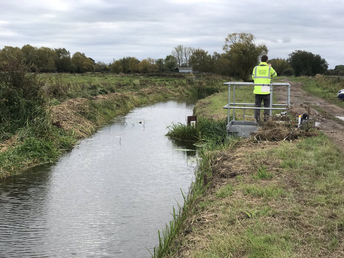 waterlevels's tweet image. Installing a new #waterlevels telemetry station on Bowmead Drove, Wet Moor @IDBsomerset #waterlevelmanagement #apprenticeship