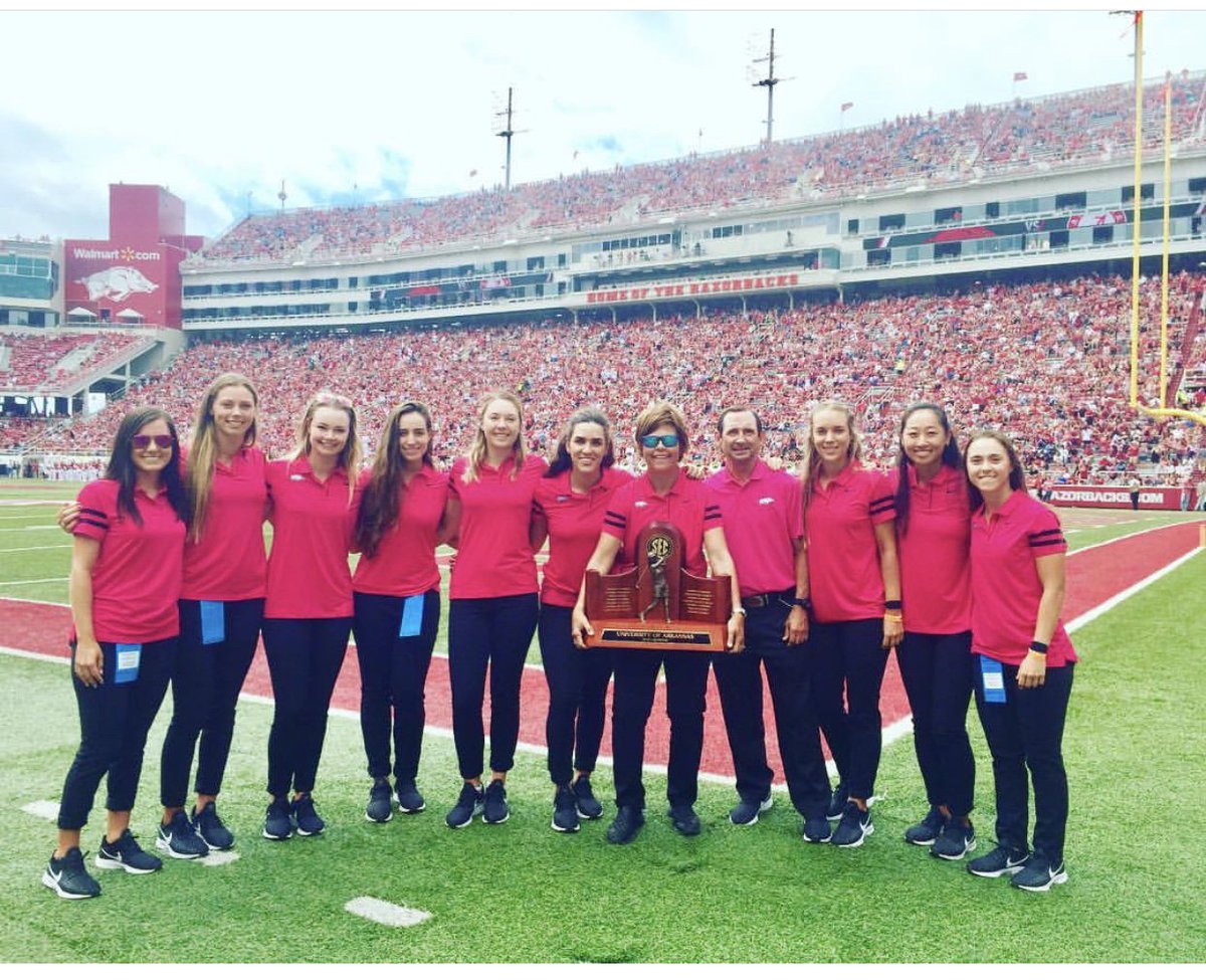 gracestgermain's tweet photo. Wishing all my family and friends a Happy Canadian Thanksgiving from Fayetteville, Arkansas. 
So happy that my @RazorbackWGolf family was there for me to celebrate with this year. 🐗❤️
Thankful for everyone I’ve met and all the experiences I’ve had throughout my journey so far. https://t.co/K4YqOpYrdM