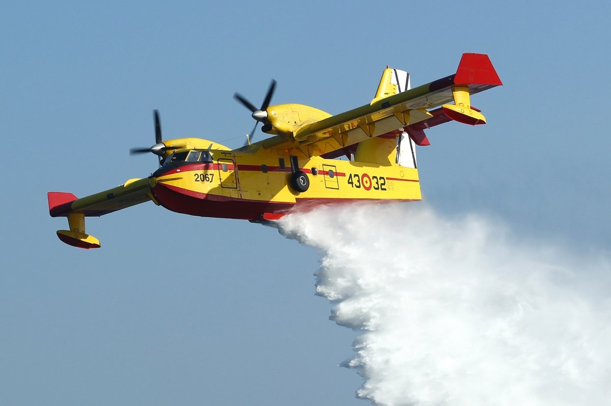 gobmapa's tweet photo. El @mapagob ha desplegado medios aéreos y humanos para colaborar en la extinción de los incendios forestales declarados en #Mondariz (#Pontevedra) y Pedrafita Do Cebreiro (#Lugo) en #Galicia.

 📲https://t.co/Jcd3eWGAuX  

#STOPincendios Si ves #fuego o humo, llama al 112☎️✋🔥 https://t.co/RkT1QtEf8G