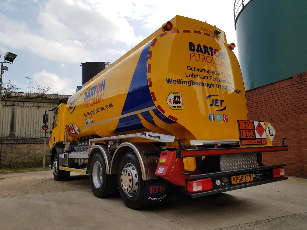 BartonPetroleum's tweet image. Oooh, doesn’t she look shiny! Our new 6 wheeler is ready to hit the road. Big thanks to @BrianCurrieDAF, @Alpecoltd, @VPCameras and @DreamtecSW  🤗