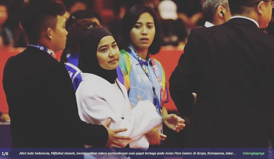 diyahpuspitar's tweet photo. Dek Miftahul Jannah, kamu tidak sendirian. Doa dari kami atas keteguhan mu enggan melepas jilbab. 
#SaveMiftahulJannah https://t.co/agtqfMNTZt