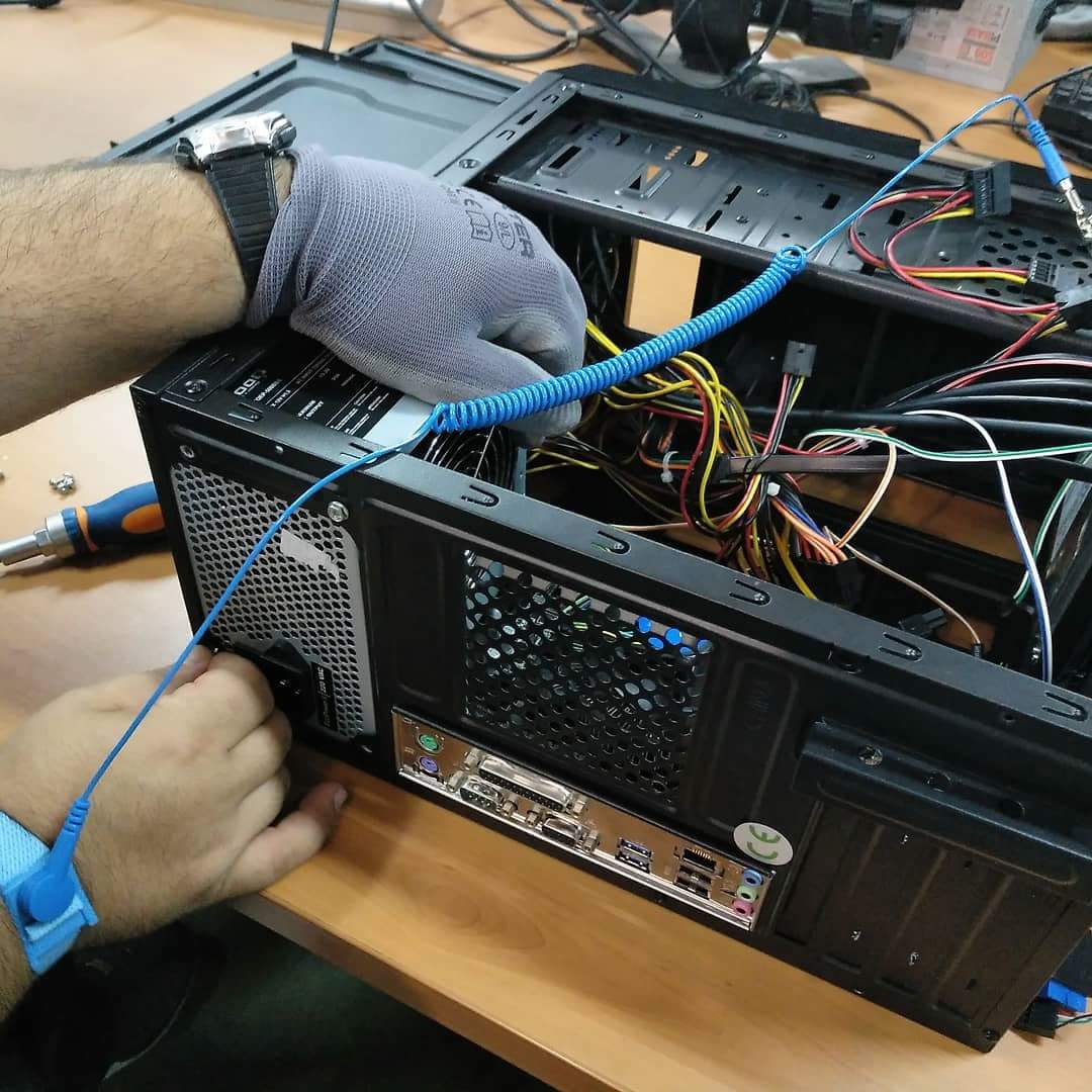 asoc_espiral's tweet photo. Los alumnos de #microinformatica de #FPHumanes ya están preparados para montar y desmontar equipos con componentes nuevos. ¡Precisos y seguros de sí mismos! https://t.co/Z5NIK3wLva