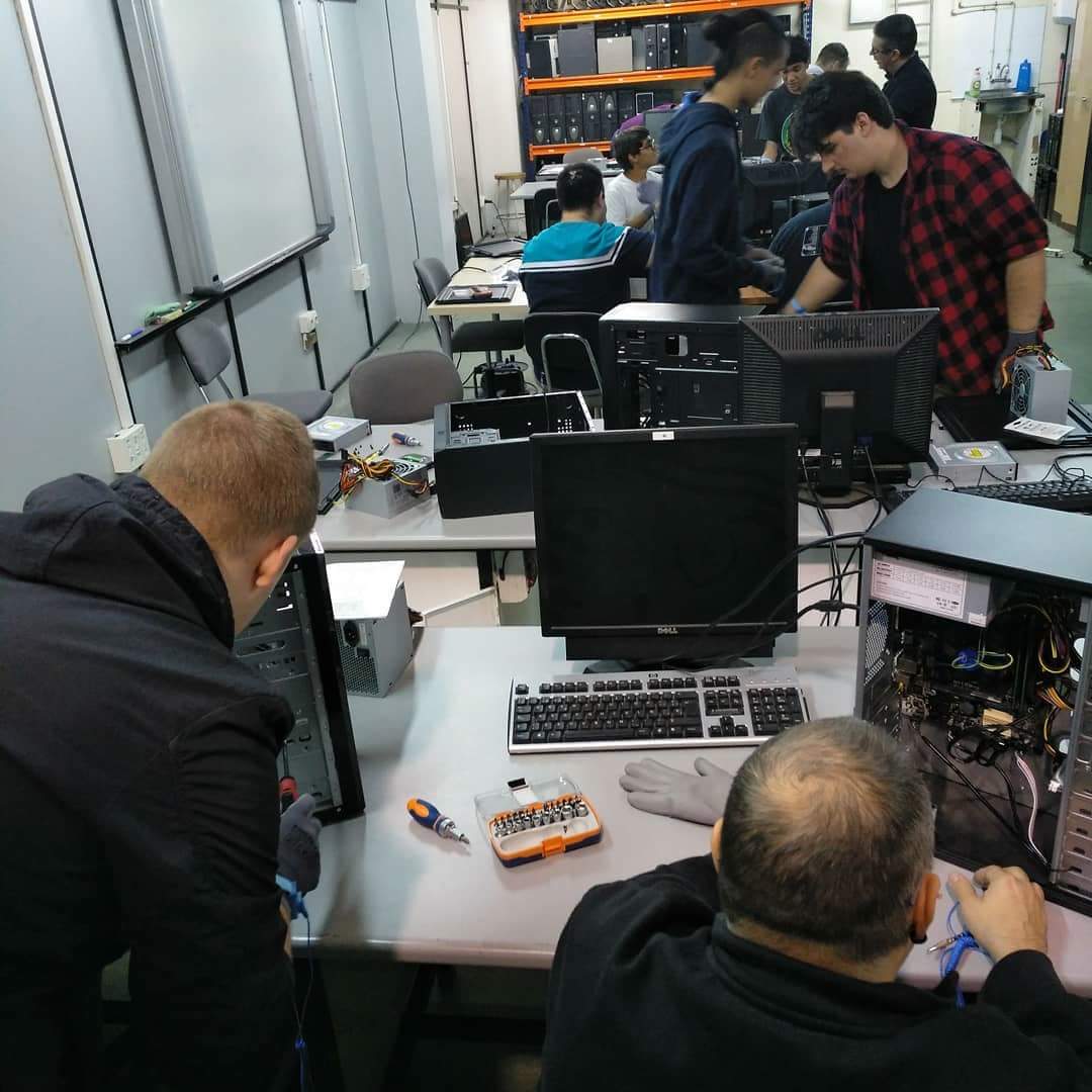 asoc_espiral's tweet photo. Los alumnos de #microinformatica de #FPHumanes ya están preparados para montar y desmontar equipos con componentes nuevos. ¡Precisos y seguros de sí mismos! https://t.co/Z5NIK3wLva