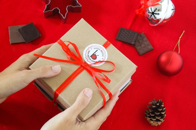 The advent of a Christmas calendar filled with artisan bean to bar chocolate …adventuresofthecocoanut.wordpress.com/2018/10/08/cro…