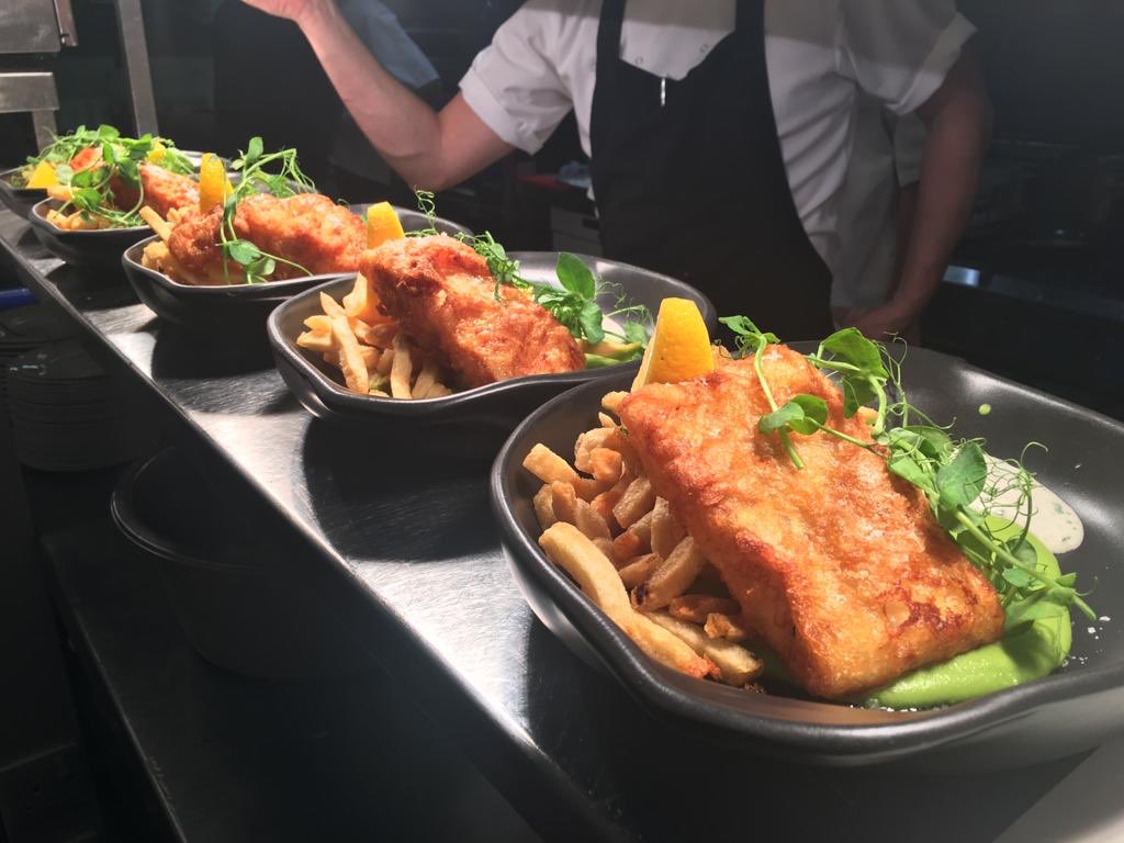 Our delicious ‘Fish and Frites’ as part of our new light lunch menu 🐟 
#fishandchips #fish #frites #lunch #lightlunch #foodporn #instachef #mondaymotivation #mobberley #cheshire #knutsford #bistro #bedrooms #roebuckinn #foodie #drinks #autumn