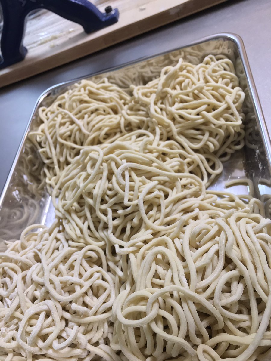 inavehi's tweet photo. テクノミュージック(本日は主にカラテクノ)を聴きながら、聴かせながら製麺しております。#弘前テック製麺所 #自家製麺 #田中式製麺機 #lay_out https://t.co/wnelyhI8Ly