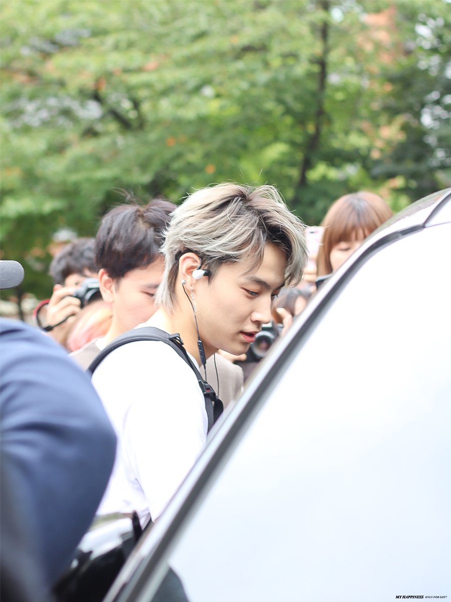 myhappiness0116's tweet photo. 180928 뮤직뱅크
눈을 뗄 수 없어 👀

#갓세븐 #GOT7 #재범 #제이비 #JB #PresentYOU #Lullaby https://t.co/er44h3xxBx