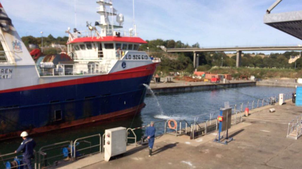 IPC_Concarneau's tweet photo. Entrée du chalutier Rossoren de l'Armement @scapeche en cale sèche cet après midi pour son arrêt technique
#cabougeaconcarneaunaval #semcar #pns https://t.co/2pb9NEcTww