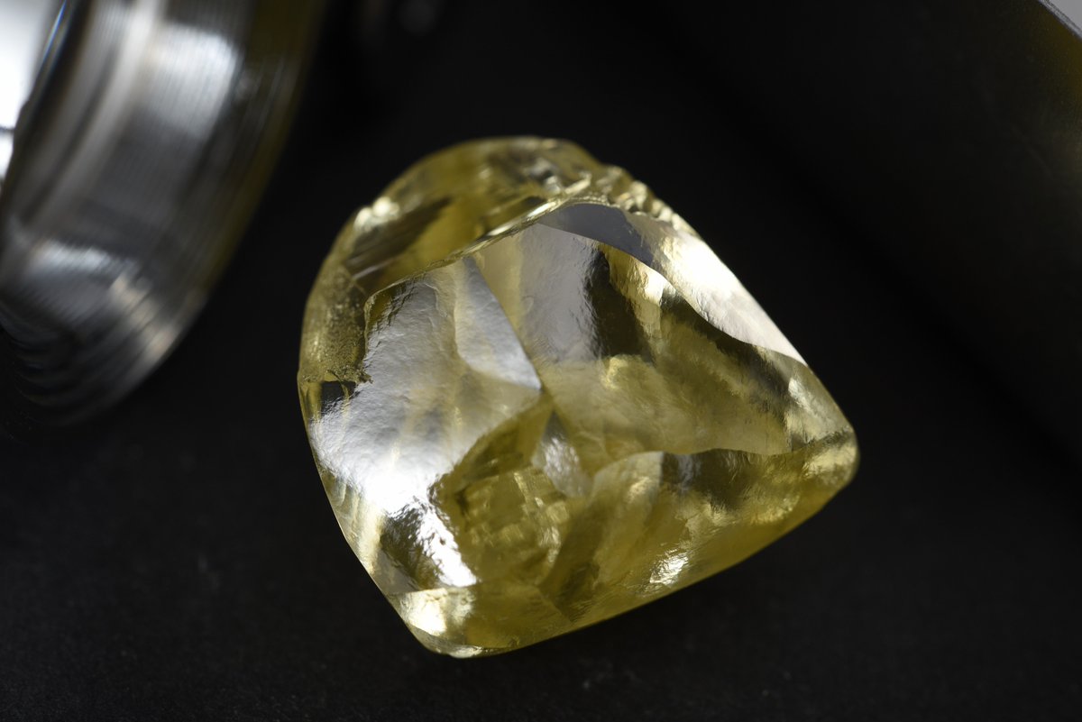 DiamondGeyser1's tweet photo. @ALROSA_official says this rough diamond came out looking pear-shaped. We think it looks like Darth Vader. Other suggestions welcome. Image from Alrosa. https://t.co/S0yRIRFkzX