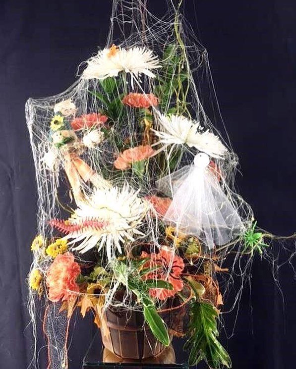 PCFlorist's tweet image. Just a few spots left in our Tuesday night class for the Spooky Halloween Boo-quet! Join us on October 23rd from 6-8 for some wine and designing! 💐🍷 #wineanddesign #flowerdesignclass #learntodesign #spookyhalloween #pcf #flowershopstories #critters #… ift.tt/2y8Vg2R