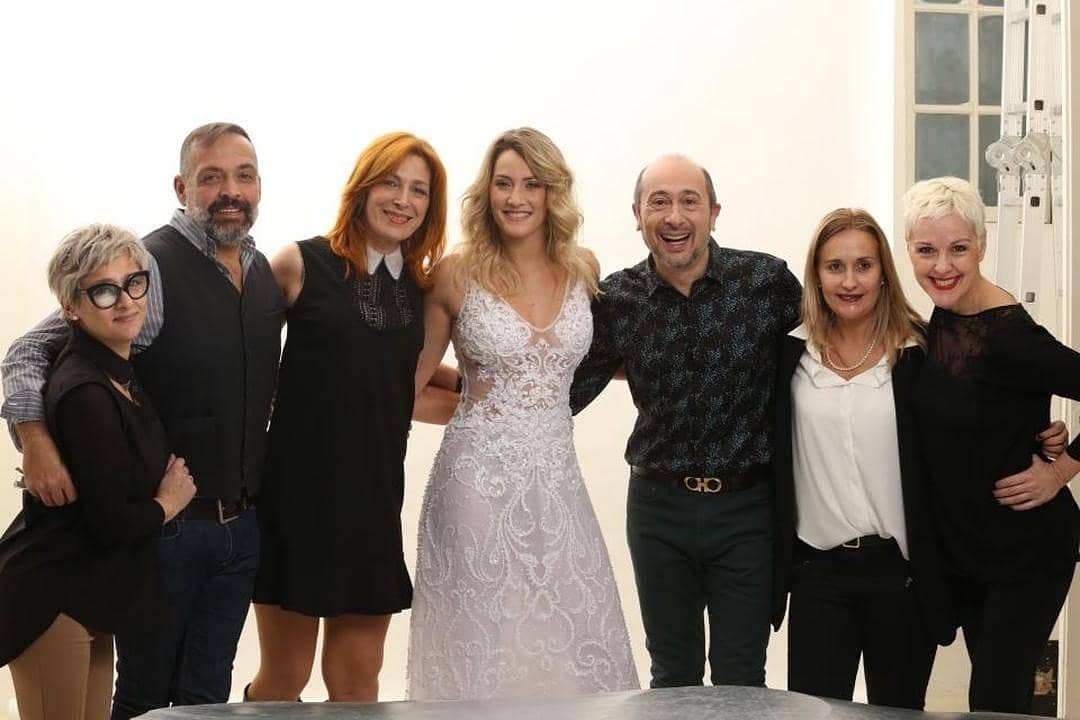 silkeymundial's tweet photo. Junto a @MicaViciconte y @claudiocosano participamos de la producción de tapa de la revista#Fiancee 
El maquillaje a cargode @CholuMakeUp con productos de la nueva línea #FocusSilkey. @Leocosenza con un peinado de tendencia! 
Gran equipo! https://t.co/Wk3Tm3XjVk